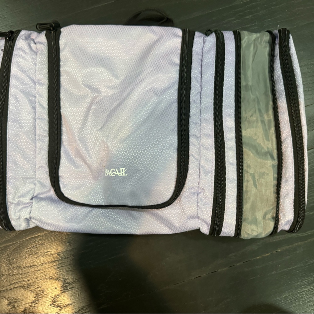 Like new hanging travel toiletry bag
